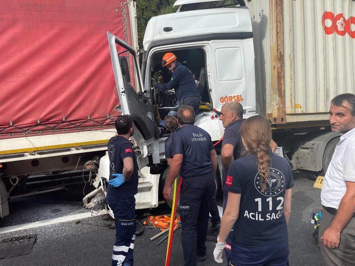 Anadolu Otoyolu'nda trafik kazası nedeniyle tırda sıkışan sürücü kurtarıldı G2