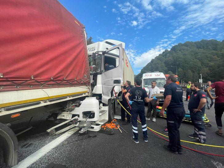 Anadolu Otoyolu'nda trafik kazası nedeniyle tırda sıkışan sürücü kurtarıldı G4