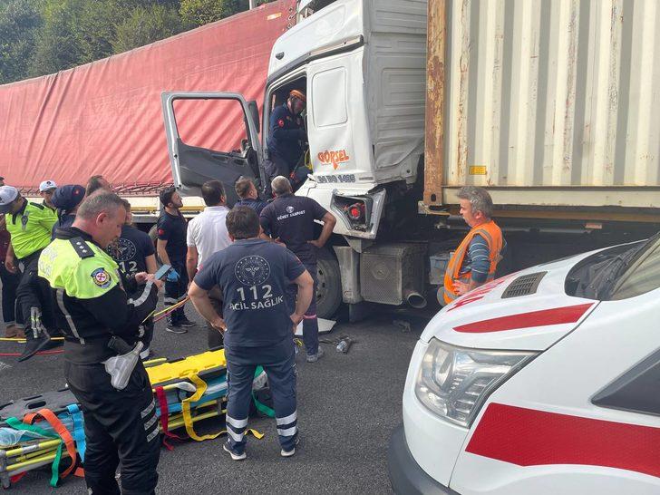 Anadolu Otoyolu'nda trafik kazası nedeniyle tırda sıkışan sürücü kurtarıldı G5