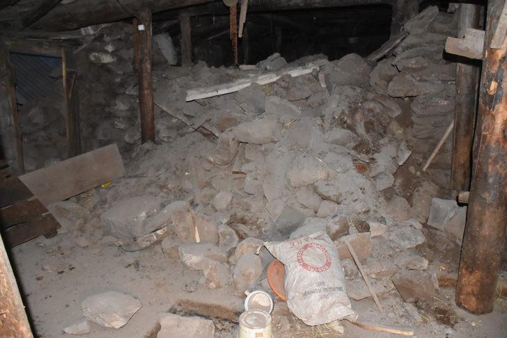 GÜNCELLEME - Ardahan'daki depremde taş yapılı bazı evlerin duvarları yıkıldı, 1 kişi yaralandı G2