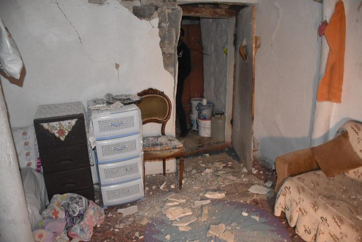 GÜNCELLEME - Ardahan'daki depremde taş yapılı bazı evlerin duvarları yıkıldı, 1 kişi yaralandı G4