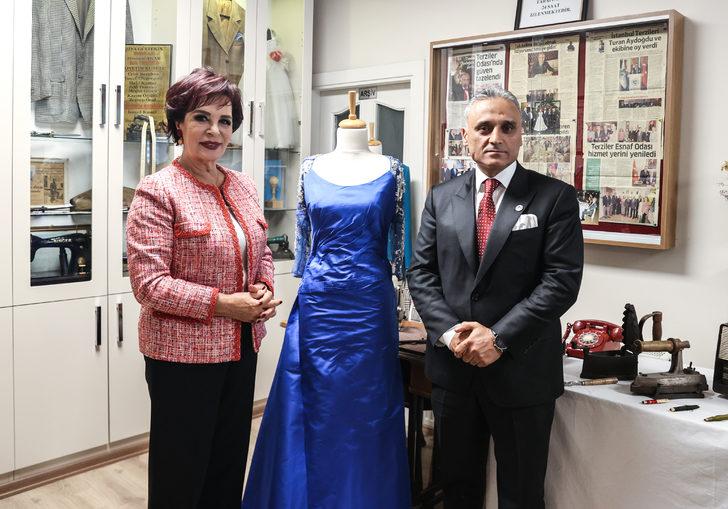 Hülya Koçyiğit, Terzi Müzesi'ne kıyafetini bağışladı G1