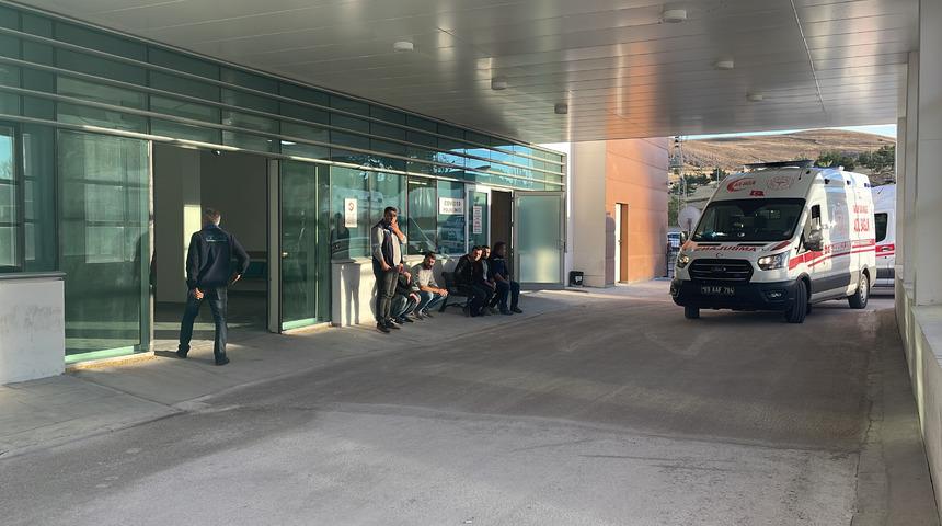 Bayburt'ta elektrik akımına kapılan iki işçiden biri öldü