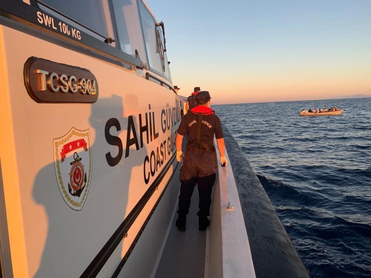 Muğla a&ccedil;ıklarında 118 d&uuml;zensiz g&ouml;&ccedil;men kurtarıldı