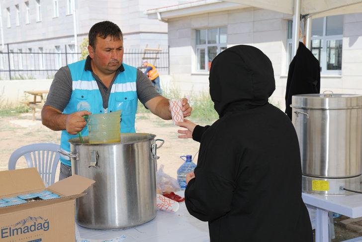 Yurda yerleşecek üniversite öğrencileri ile yakınlarına çay ve çorba ikramı G1