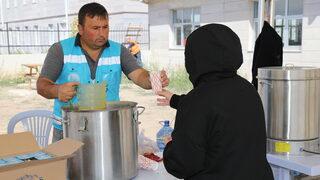 Yurda yerleşecek üniversite öğrencileri ile yakınlarına çay ve çorba ikramı