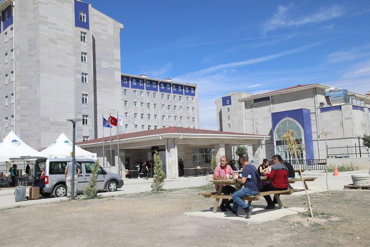 Yurda yerleşecek üniversite öğrencileri ile yakınlarına çay ve çorba ikramı G2