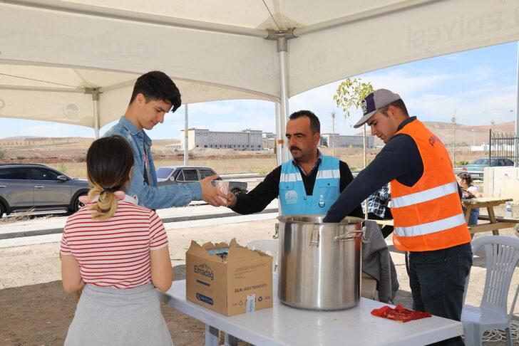 Yurda yerleşecek üniversite öğrencileri ile yakınlarına çay ve çorba ikramı G3