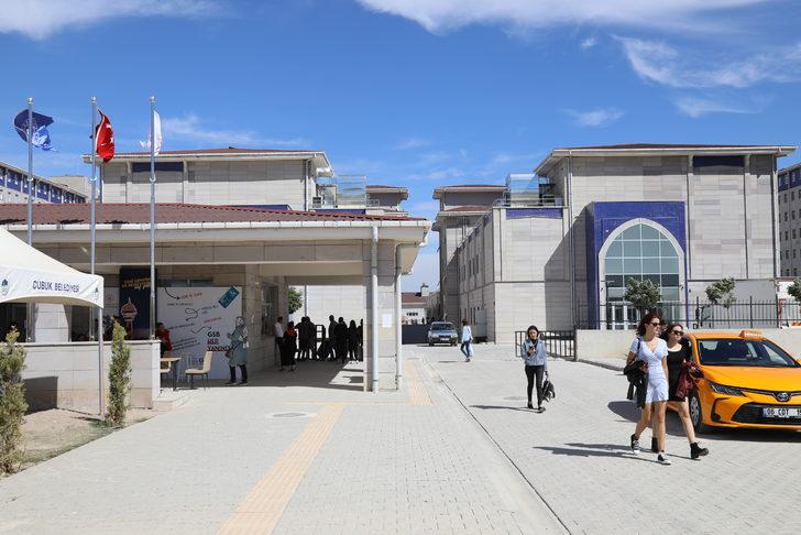 Yurda yerleşecek üniversite öğrencileri ile yakınlarına çay ve çorba ikramı G4