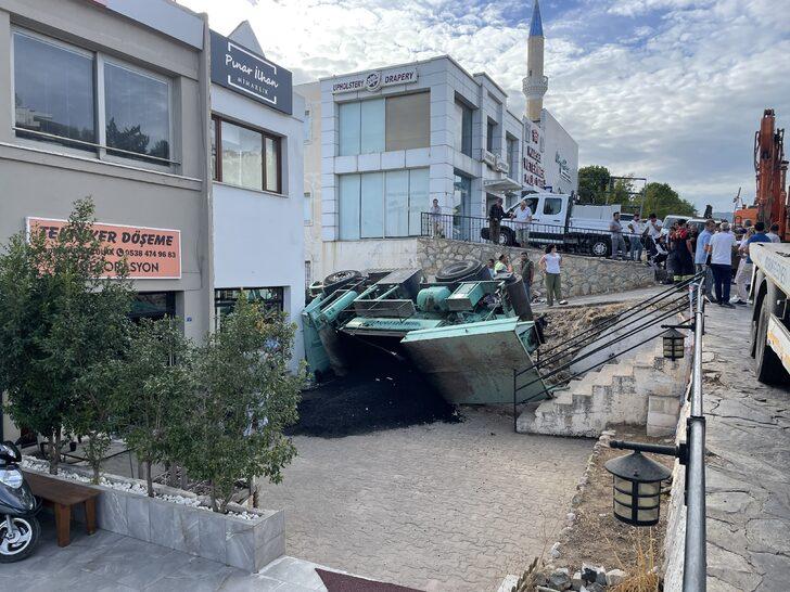 Bodrum'da asfalt kamyonu iş yerinin bahçesine devrildi G1