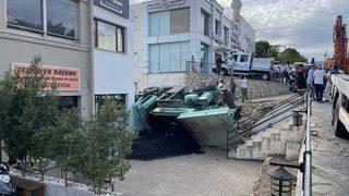 Bodrum'da asfalt kamyonu iş yerinin bahçesine devrildi