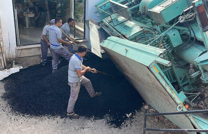 Bodrum'da asfalt kamyonu iş yerinin bahçesine devrildi G2
