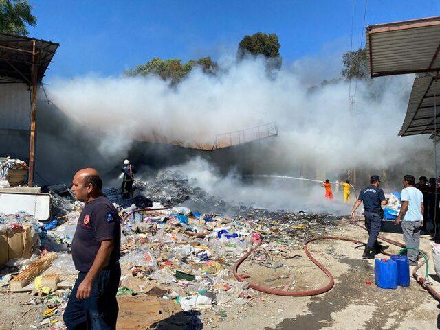 Antalya'da atık kağıt deposunda çıkan yangın söndürüldü