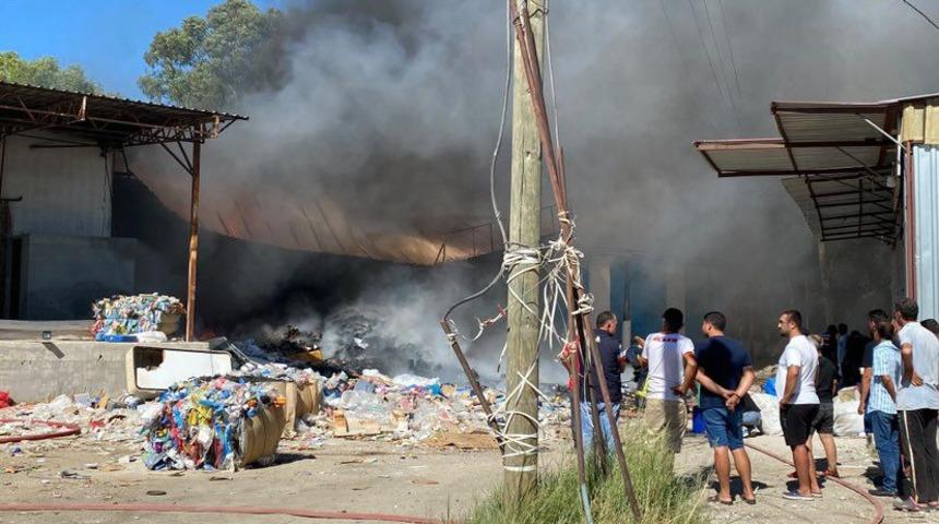 Antalya'da atık kağıt deposunda çıkan yangın söndürüldü