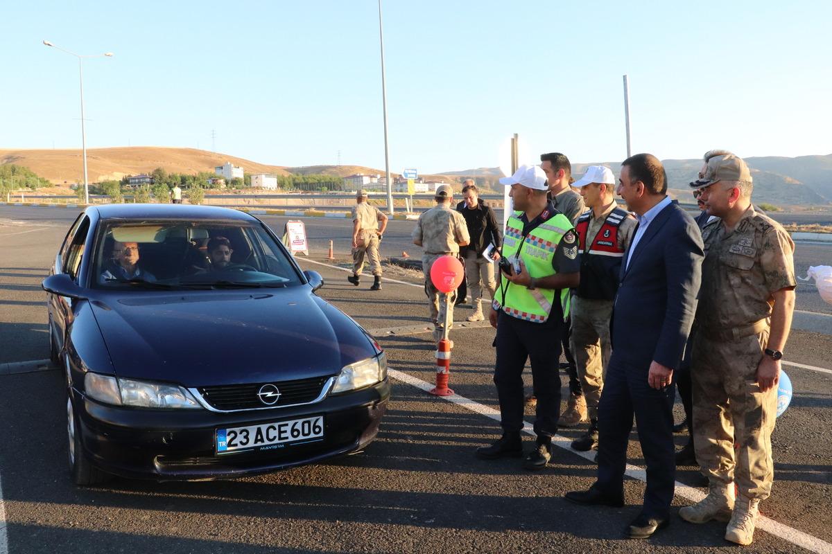 Siirt'te hız sınırını aşan s&uuml;r&uuml;c&uuml;lere trafik kazalarıyla ilgili kamu spotu izletildi