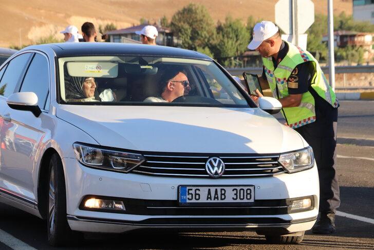 Siirt'te hız sınırını aşan sürücülere trafik kazalarıyla ilgili kamu spotu izletildi G2