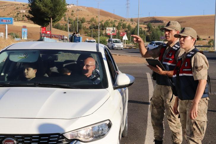 Siirt'te hız sınırını aşan sürücülere trafik kazalarıyla ilgili kamu spotu izletildi G3