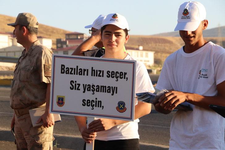 Siirt'te hız sınırını aşan sürücülere trafik kazalarıyla ilgili kamu spotu izletildi G4