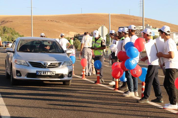 Siirt'te hız sınırını aşan sürücülere trafik kazalarıyla ilgili kamu spotu izletildi G5