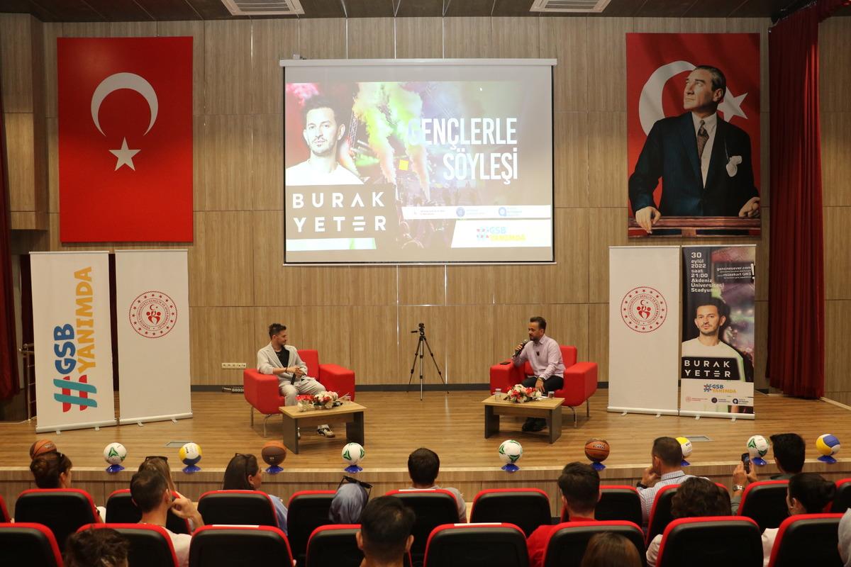 DJ Burak Yeter "Gen&ccedil; Ne Sever" projesi kapsamında &uuml;niversiteli &ouml;ğrencilerle buluştu