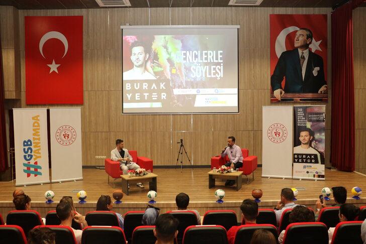 DJ Burak Yeter "Genç Ne Sever" projesi kapsamında üniversiteli öğrencilerle buluştu G1