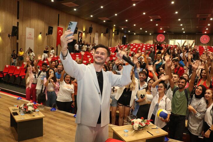 DJ Burak Yeter "Genç Ne Sever" projesi kapsamında üniversiteli öğrencilerle buluştu G3