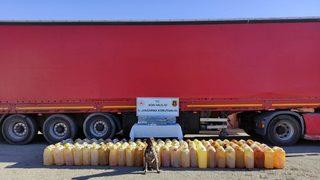 Ağrı'da durdurulan tırda gümrük kaçağı akaryakıt ve sigara ele geçirildi