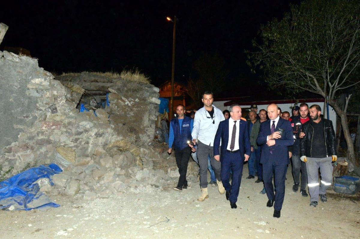 G&Uuml;NCELLEME 2- Ardahan'daki depremde taş yapılı bazı evlerin duvarları yıkıldı, 1 kişi yaralandı