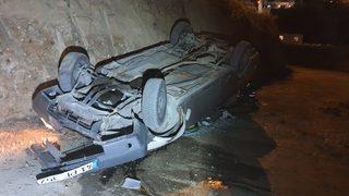 Kocaeli'de inşaat alanına devrilen otomobilin sürücüsü yaralandı