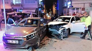 Kocaeli'de iki otomobilin çarpıştığı kazada 3 kişi yaralandı