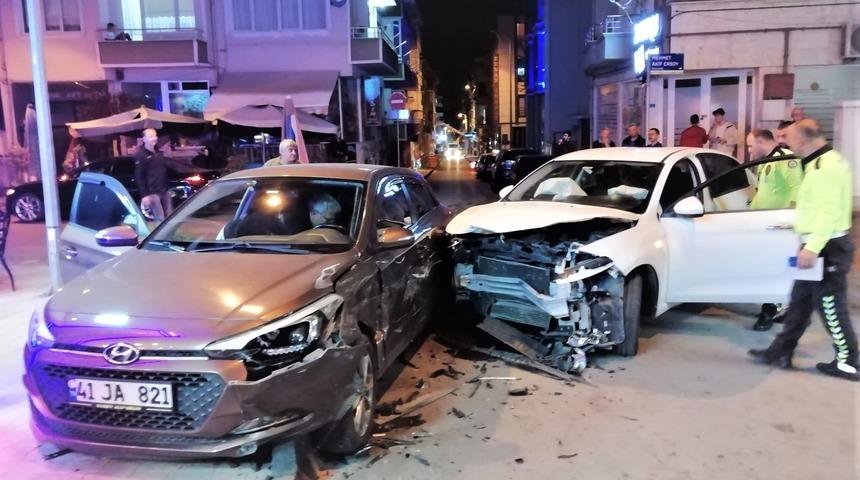 Kocaeli'de iki otomobilin çarpıştığı kazada 3 kişi yaralandı