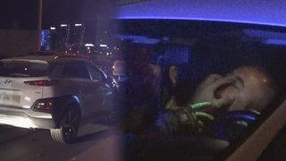 İzmir'de hareketli dakikalar! Polisleri aracıyla sürükledi