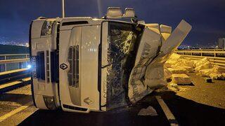 Kuzey Marmara Otoyolu Kocaeli geçişindeki bağlantı yolunda tır devrildi