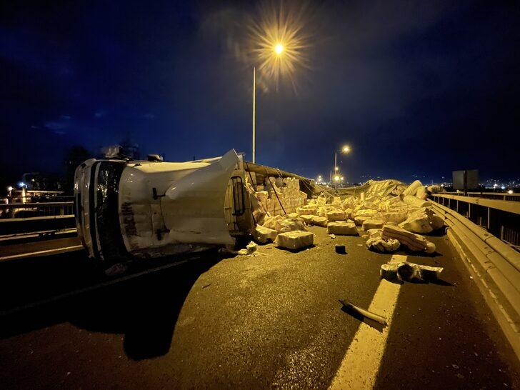 Kuzey Marmara Otoyolu Kocaeli geçişindeki bağlantı yolunda tır devrildi G2
