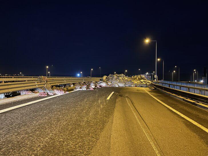 Kuzey Marmara Otoyolu Kocaeli geçişindeki bağlantı yolunda tır devrildi G3