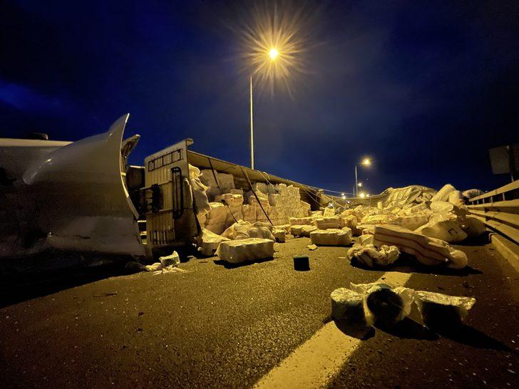 Kuzey Marmara Otoyolu Kocaeli geçişindeki bağlantı yolunda tır devrildi G5