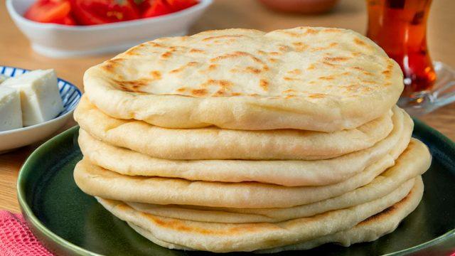 Kahvaltılarınıza yakışacak lezzet: Puf puf bazlama tarifi! Tavada bazlama nasıl yapılır?