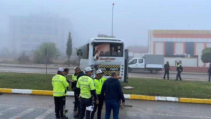 Edirne'de iki servis minibüsünün çarpıştığı kazada 20 kişi hafif yaralandı G3