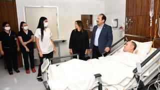 Mersin Valisi Pehlivan, terör saldırısında yaralanan polis memurunu hastanede ziyaret etti