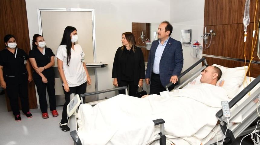 Mersin Valisi Pehlivan, terör saldırısında yaralanan polis memurunu hastanede ziyaret etti