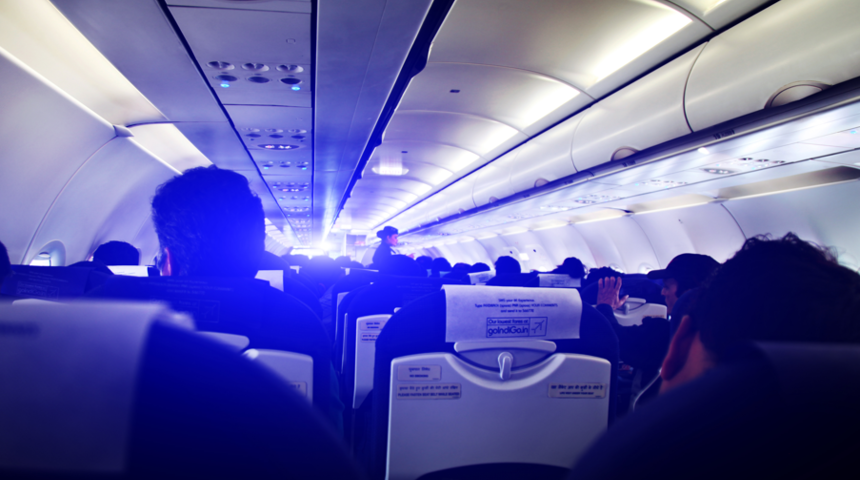 Yolcu uçağında skandal hareket! Kadının göğsüne dokunup cinsel ilişki teklif eden adam tutuklandı