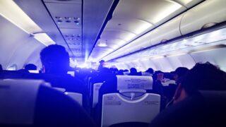 Yolcu uçağında skandal hareket! Kadının göğsüne dokunup cinsel ilişki teklif eden adam tutuklandı