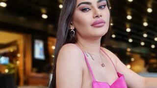 Gelin adayı iç çamaşırı takımını giyip poz verdi! Alt kısmı küçük geldi