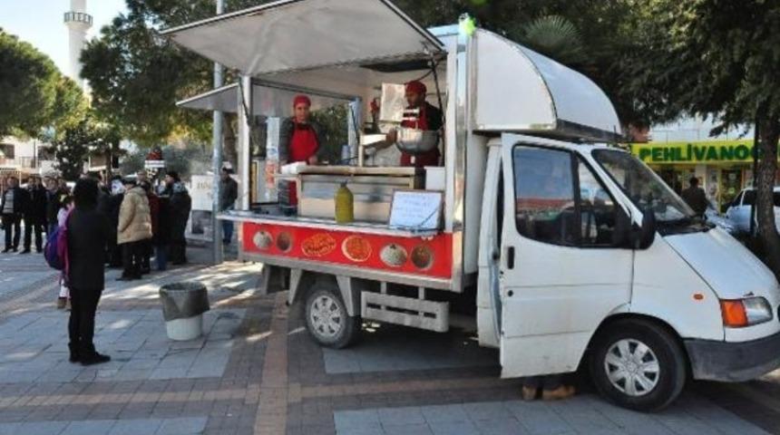 Protesto i&ccedil;in lokma d&ouml;kt&uuml;r&uuml;p dağıttılar
