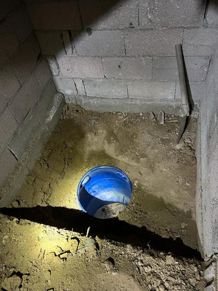 Konya'da evin toprak zeminine gömülmüş 9 kilo 750 gram esrar ele geçirildi G2