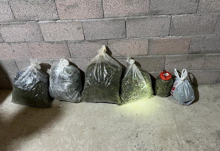 Konya'da evin toprak zeminine gömülmüş 9 kilo 750 gram esrar ele geçirildi G3