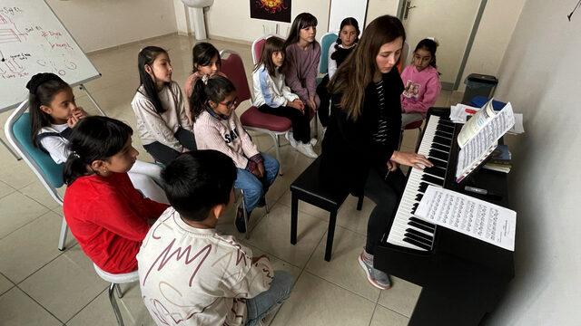 Geleceğin piyanistleri Sarıkamış'ta açılan kursta yetişiyor