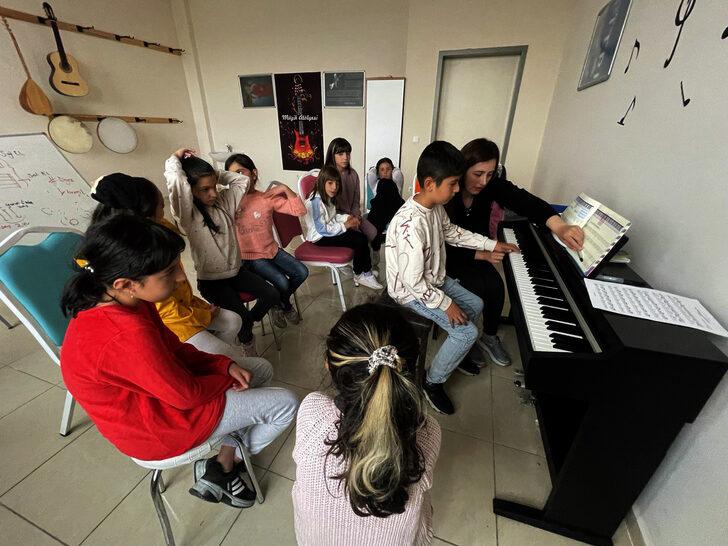 Geleceğin piyanistleri Sarıkamış'ta açılan kursta yetişiyor G3