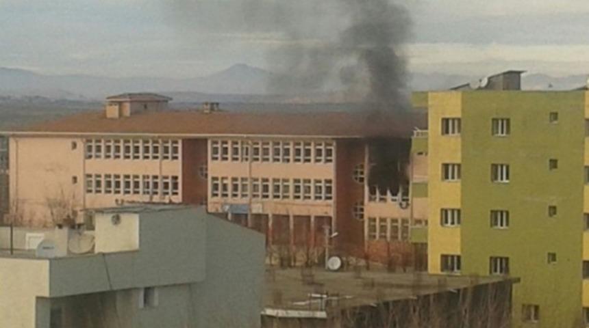 PKK Şırnak'ta 3 okul yaktı