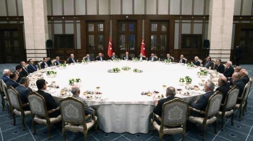 Ak Saray'daki 'mütevazi' iftar sofrası sosyal medyanın dilinde